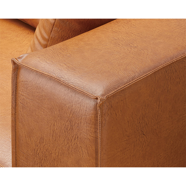 角部分の縫製は張地の枚数が増える為、綺麗には仕上がりません。